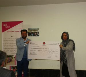 اهدای چک نمادین کمک به پروژه برق‌رسانی مدرسه خیریه کودکان کار تهران (ایلیا)- اذرماه 97